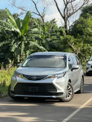 Toyota Sienna 2022 Silver