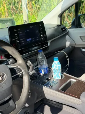 Toyota Sienna 2022 Silver
