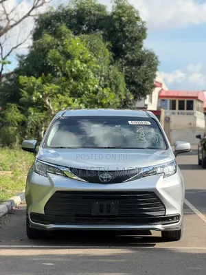 Toyota Sienna 2022 Silver