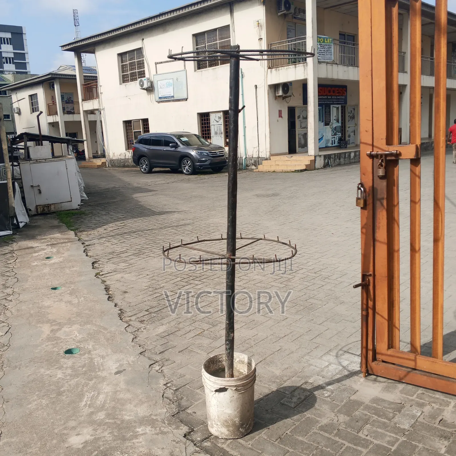Rotating Display Hanger (Umbrella Rim)