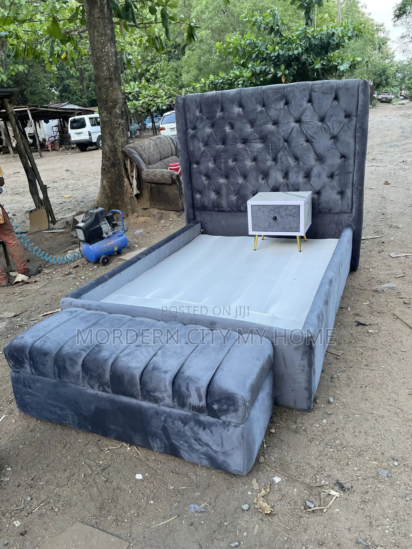 Bedframe With Bedside and Urtomah