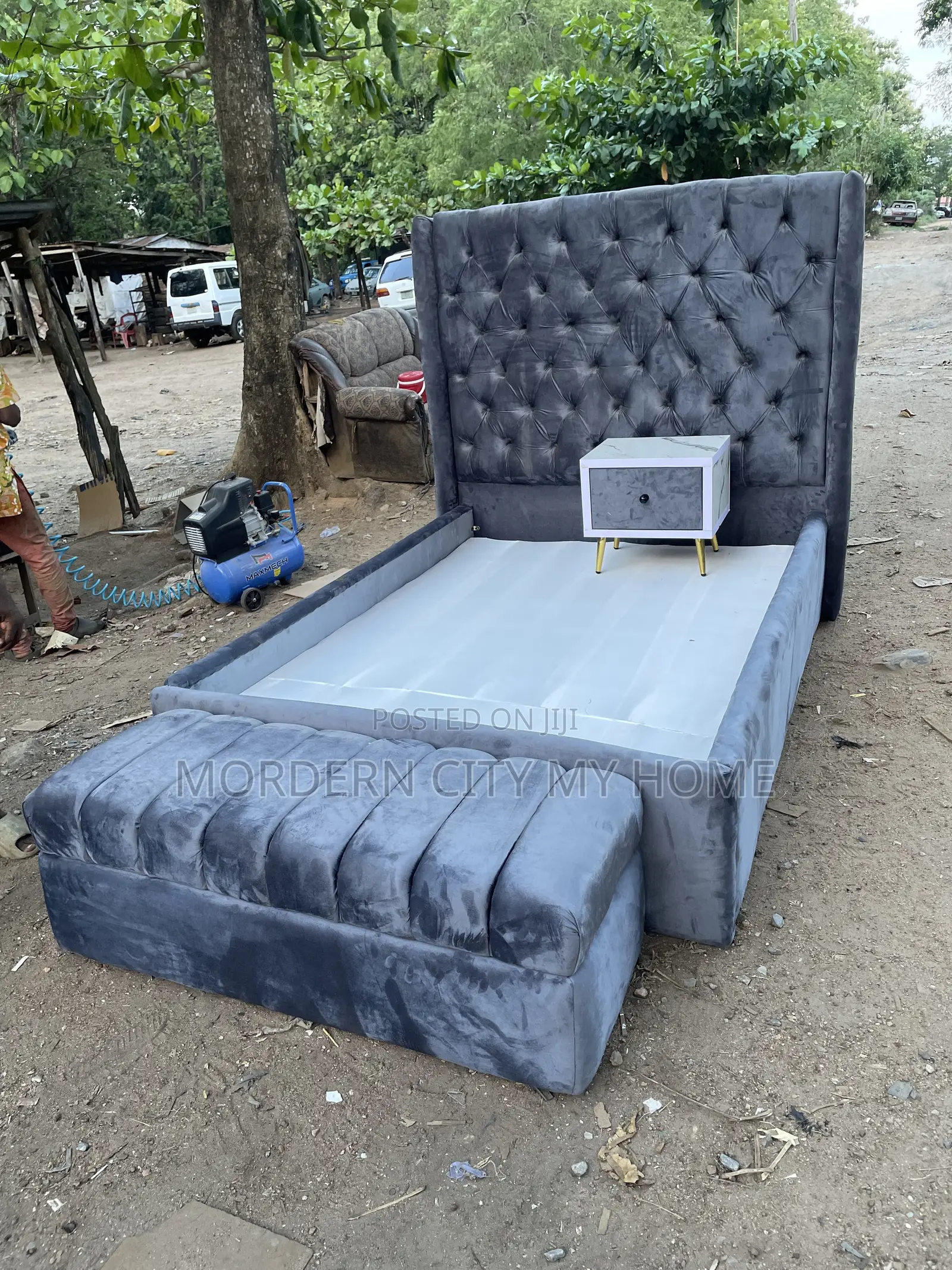 Bedframe With Bedside and Urtomah