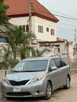 Toyota Sienna 2013 Silver