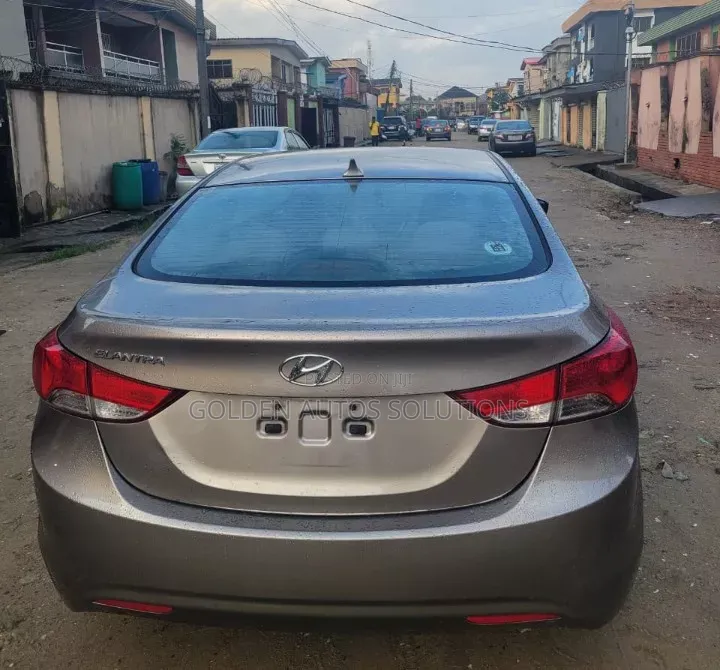 Hyundai Elantra 2012