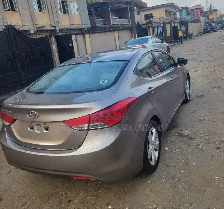 Hyundai Elantra 2012