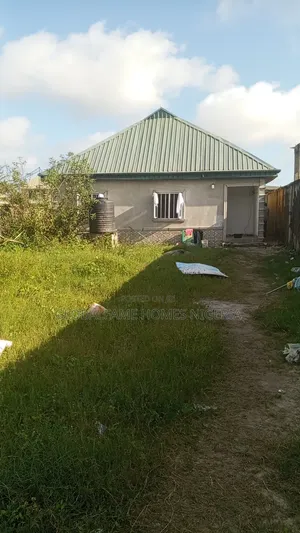 6bdrm Bungalow in Igando for sale