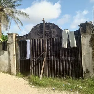 6bdrm Bungalow in Igando for sale