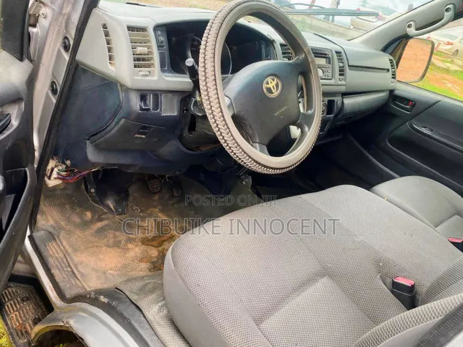 Toyota HiAce 2012