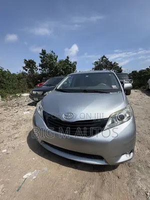 Toyota Sienna XLE 7 Passenger Mobility 2012 Silver
