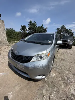 Toyota Sienna XLE 7 Passenger Mobility 2012 Silver