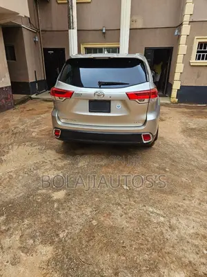 Toyota Highlander XLE V6 4x4 (3.5L 6cyl 6A) 2016 Gold