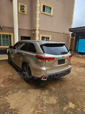 Toyota Highlander XLE V6 4x4 (3.5L 6cyl 6A) 2016 Gold