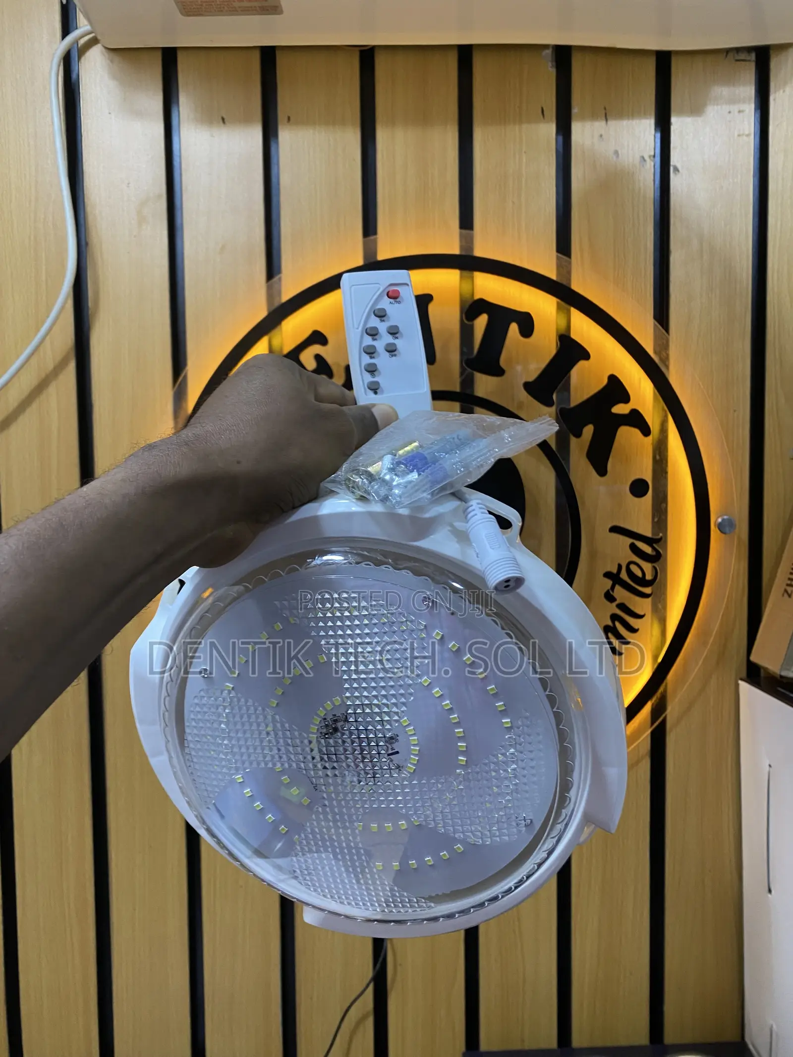 Solar Indoor / Outdoor Ceiling Light With Remote Control - 200watts