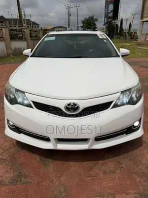 Toyota Camry SE V6 4dr Sedan (3.5L 6cyl 6A) 2013 White