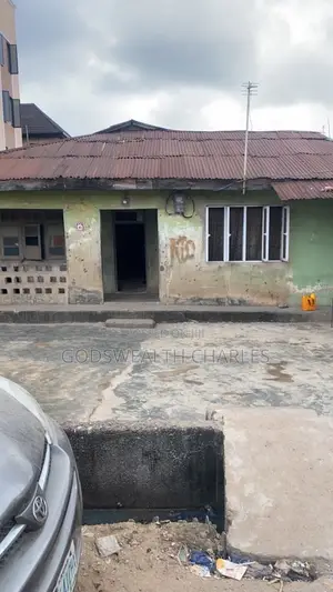 Furnished 8bdrm House in Ayinke, Akoka for sale