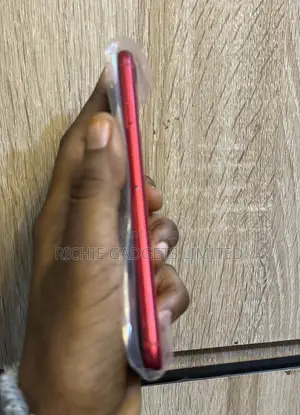 Apple iPhone SE (2020) 64 GB Red