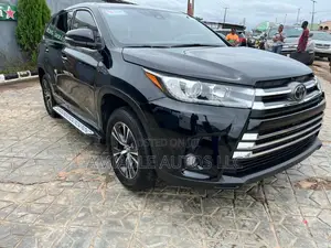Toyota Highlander LE V6 2019 Black