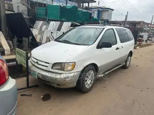 Toyota Sienna 2000 White