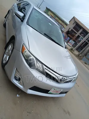 Toyota Camry XLE V6 4dr Sedan (3.5L 6cyl 6A) 2013 Silver