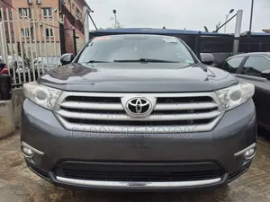Toyota Highlander SE 3.5L 4WD 2013 Beige