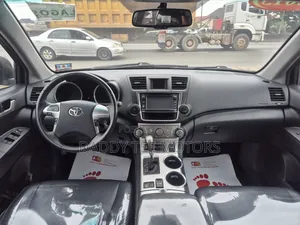Toyota Highlander SE 3.5L 4WD 2013 Beige