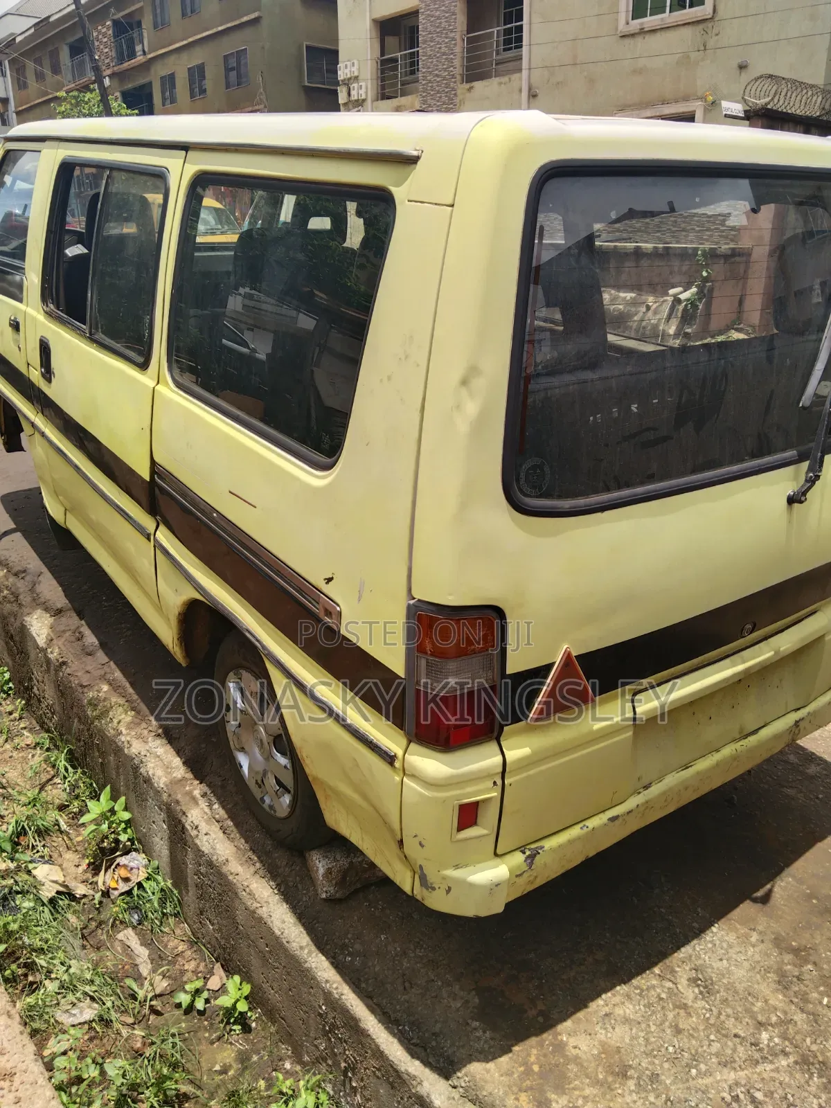 Mitsubishi L300 2005 Yellow
