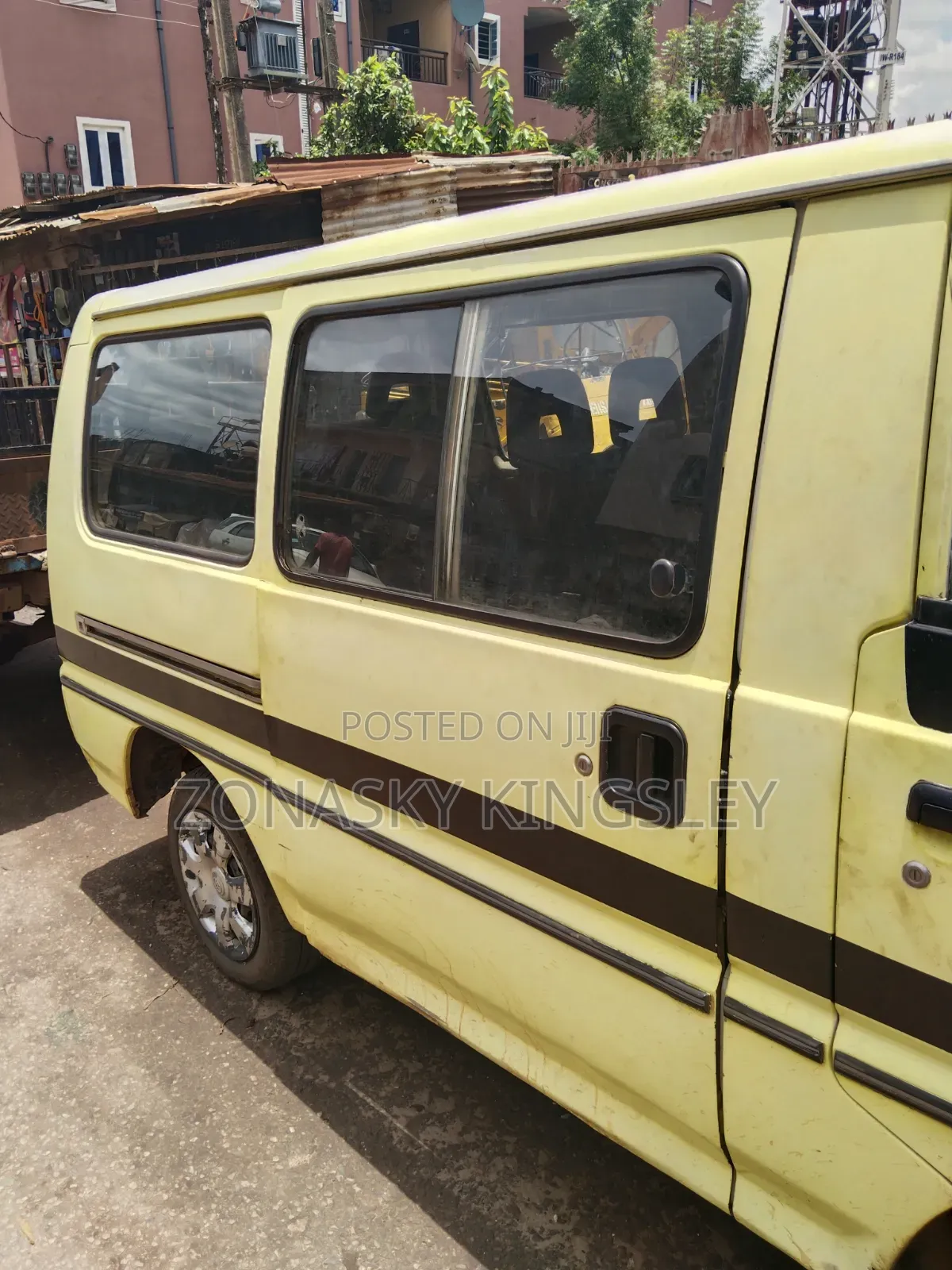 Mitsubishi L300 2005 Yellow