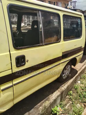 Mitsubishi L300 2005 Yellow