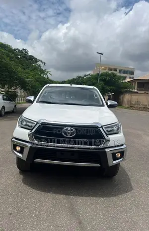 Toyota Hilux 2023 White