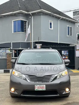 Toyota Sienna XLE 7 Passenger (3.5L 6cyl 6A) 2016 Gray