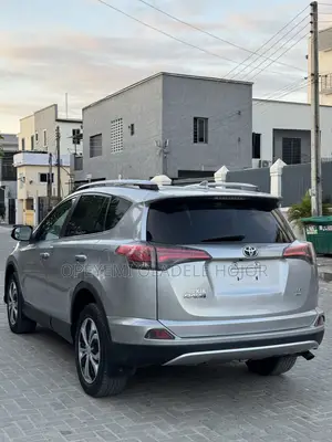 Toyota RAV4 LE AWD (2.5L 4cyl 6A) 2017 Silver