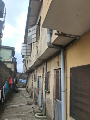 11bdrm House in Dopemu for sale