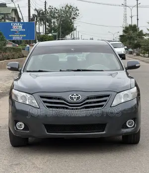Toyota Camry XLE 4dr Sedan (2.5L 4cyl 6A) 2011 Gray