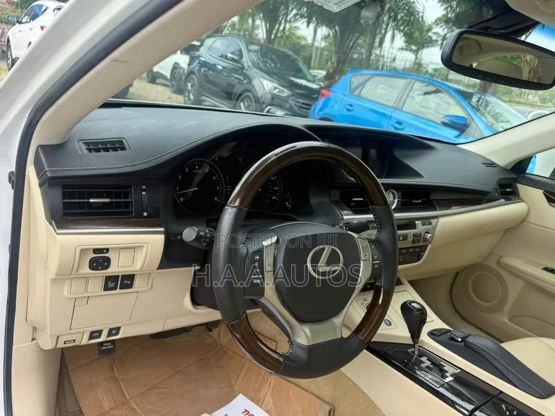Lexus IS 350 AWD 2015 White
