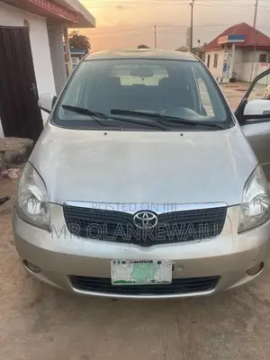 Toyota Verso 2009 Gold