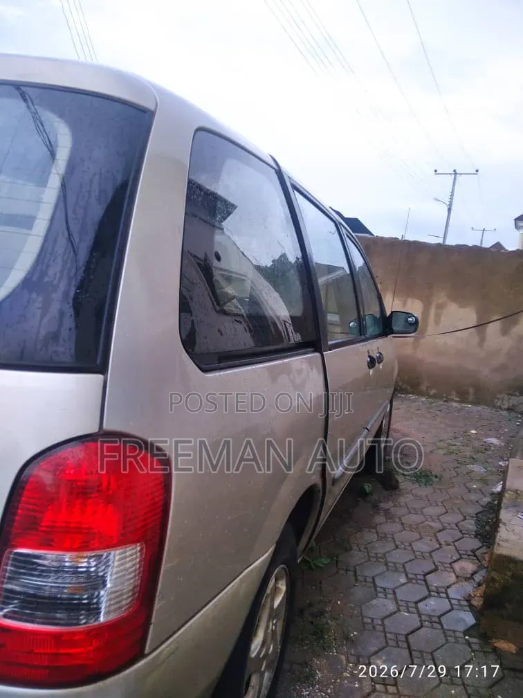 Mazda MPV 2001 Gold