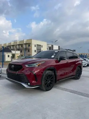 Toyota Highlander XSE 2021 Red