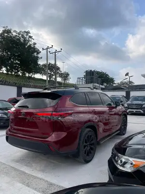 Toyota Highlander XSE 2021 Red