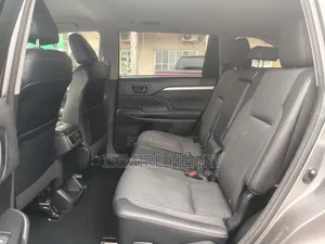 Toyota Highlander LE 4dr SUV AWD (3.5L 6cyl 6A) 2015 Gray