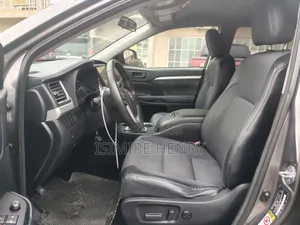 Toyota Highlander LE 4dr SUV AWD (3.5L 6cyl 6A) 2015 Gray