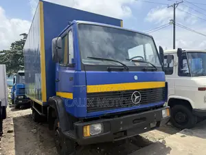 Foreign Used Mercedes Benz 814 Truck With Container Bucket.