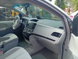 Toyota Sienna LE 8 Passenger 2012 Silver