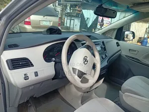 Toyota Sienna LE 8 Passenger 2012 Silver