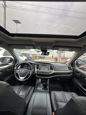 Toyota Highlander SE 4x4 V6 (3.5L 6cyl 8A) 2018 Burgundy