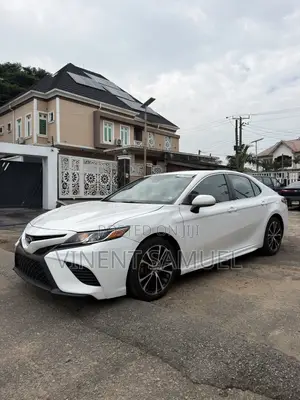 Toyota Camry SE FWD (2.5L 4cyl 8AM) 2018 White