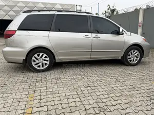 Toyota Sienna 2005 Silver