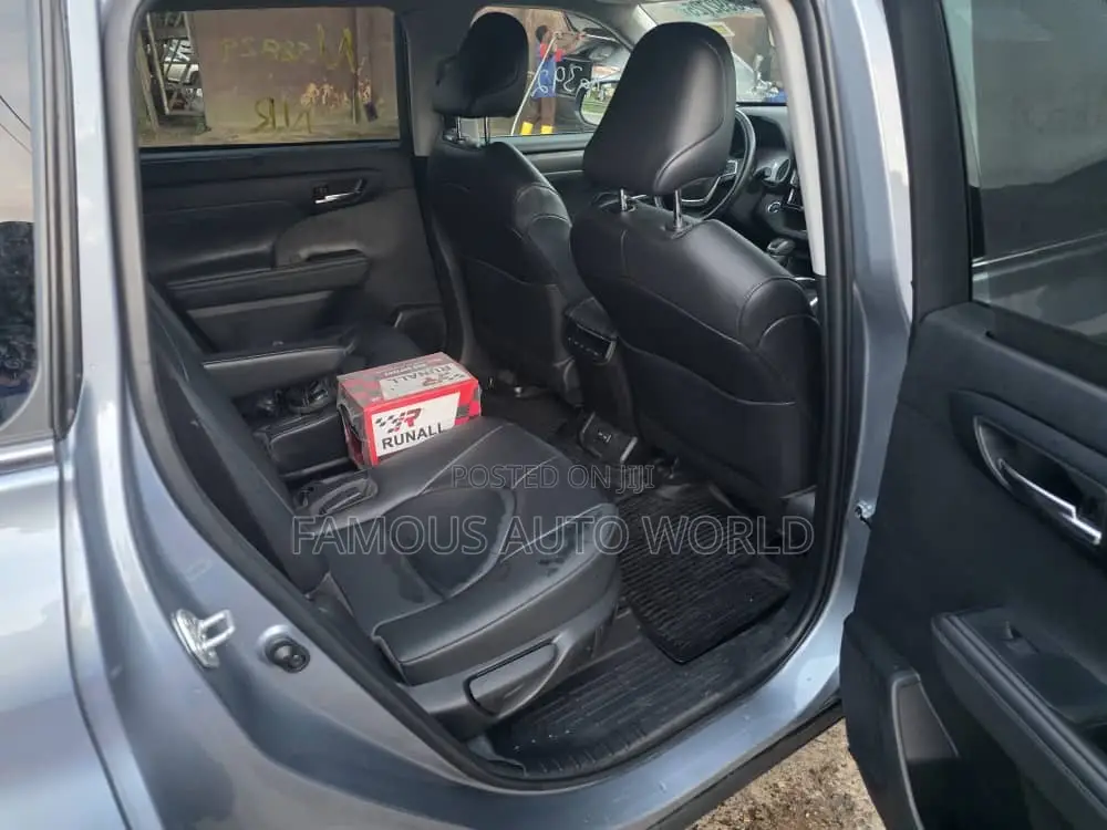 Toyota Highlander XLE 2022 Blue