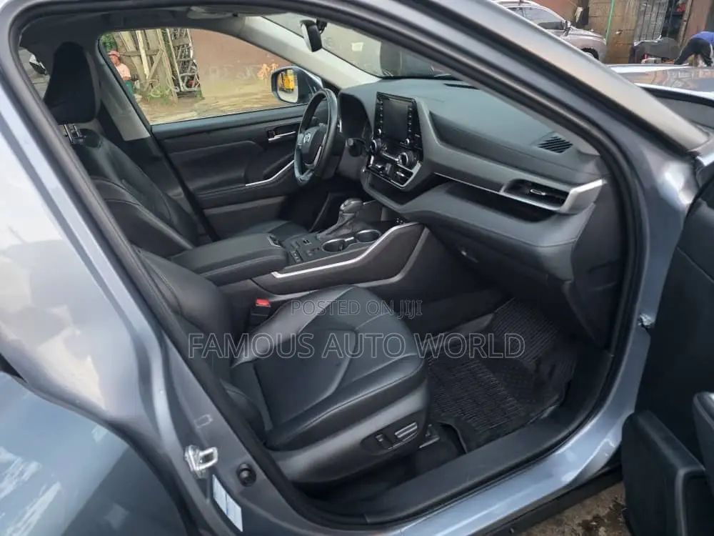 Toyota Highlander XLE 2022 Blue