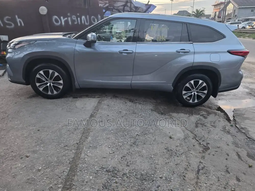 Toyota Highlander XLE 2022 Blue