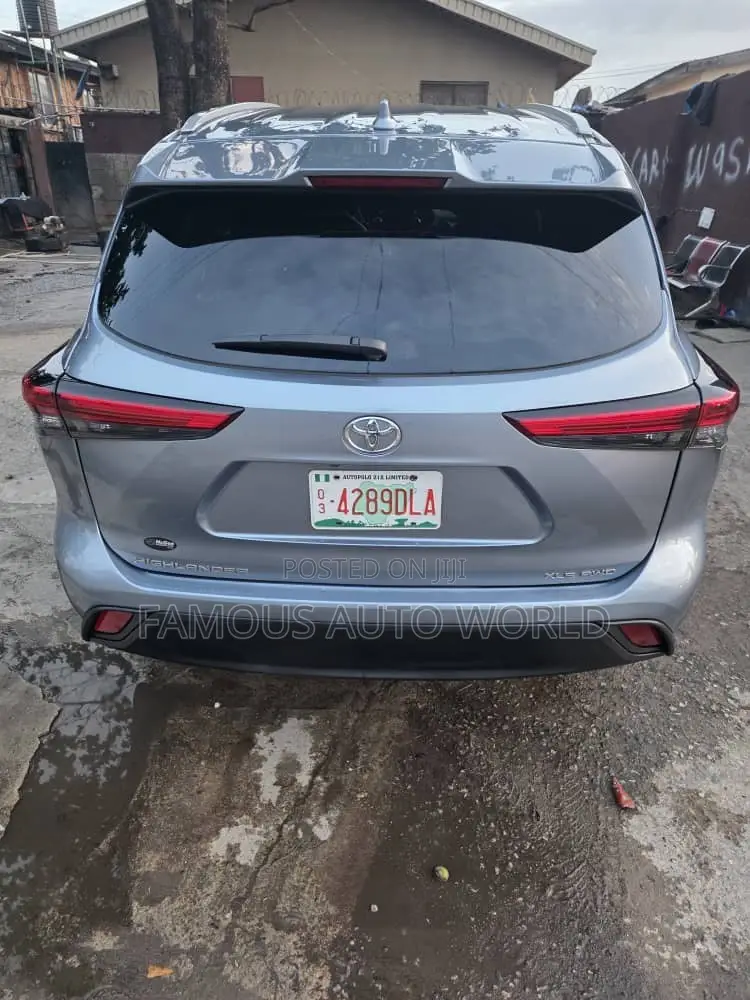 Toyota Highlander XLE 2022 Blue